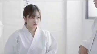 美乳妹子被大巨屌男用鸡巴插自己